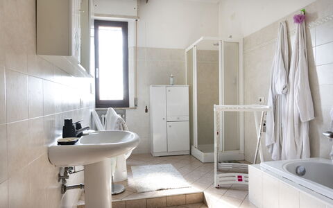 Casa Della Selce: Mirror, Plumbing Fixture, Tap, Sink, Bathroom, Bathtub, Door, Building, Wood