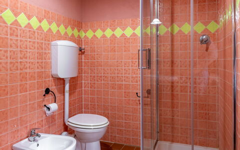 Fonte Nuova - Badia Agnano, Toscana: Plumbing Fixture, Bathroom, Flooring, Interior Design, Floor, Plumbing, Toilet, Sink, Tap, Tile