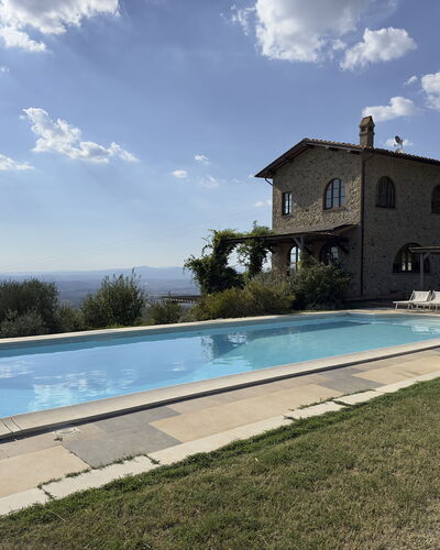 Villa Monticello: Cloud, Water, Plant, Sky, Building, Swimming Pool, Tree, House, Shade, Rectangle