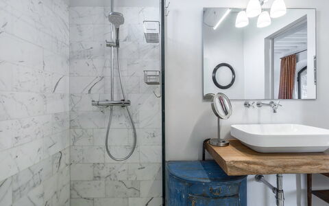 Lina - Podere Ribatti - Casole D'elsa, Toscana: Mirror, Tap, Plumbing Fixture, Sink, Property, Bathroom, Bathroom Sink, Shower Head, Interior Design