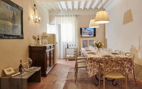 Casa Ada e Sabo: Table, Property, Picture Frame, Furniture, Wood, Chair, Lighting, Interior Design, Building, Living Room