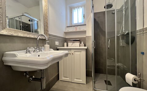 Casa Ada e Sabo: Mirror, Tap, Plumbing Fixture, Sink, Bathroom Sink, Property, Bathroom, Purple, Building, Interior Design