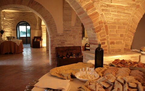 Villa Assisi: Food, Tableware, Interior Design, Table, Building, Wood, Houseplant, Cuisine, Couch, Plate