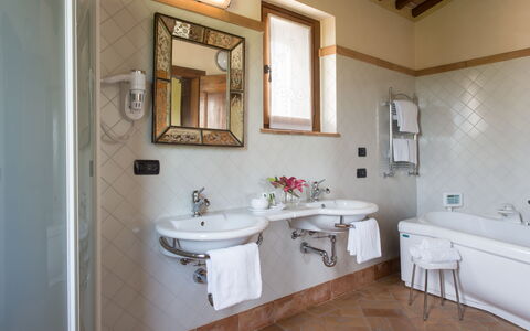 Villa Assisi: Mirror, Tap, Sink, Plumbing Fixture, Property, Bathroom Sink, Building, Bathtub, Bathroom, Purple