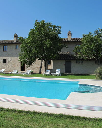 Villa Assisi: Sky, Water, Plant, Building, Tree, Shade, Grass, Rectangle, Leisure, Composite Material