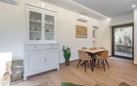 Il Nespolo Charming Apartment Fonterutoli - Siena,: Picture Frame, Property, Furniture, Wood, Plant, Building, Interior Design, Table, Flooring, Houseplant