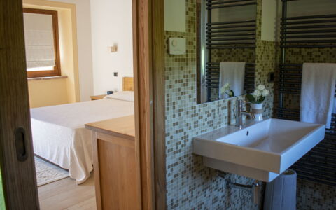 Villa Niccone: Sink, Property, Tap, Plumbing Fixture, Mirror, Bathroom, Wood, Interior Design, Floor