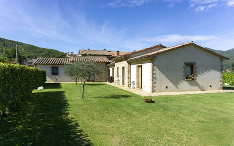 Villa Niccone: Cloud, Plant, Sky, Building, Window, House, Land Lot, Grass, Landscape