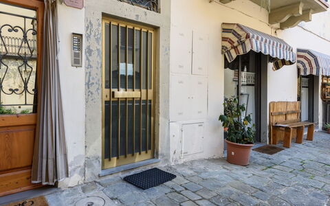Residenza Del Desco: Plant, Building, Property, Houseplant, Flowerpot, Wood, Architecture, Window, Door