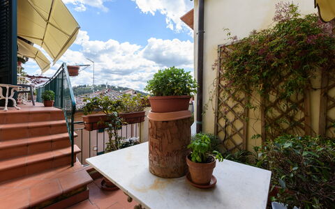 Residenza Del Desco: Plant, Property, Flowerpot, Building, Sky, Houseplant, Cloud, Wood, Shade, Grass
