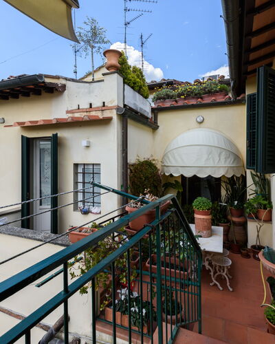 Residenza Del Desco: Plant, Sky, Window, Building, Azure, Flowerpot, Cloud, Wood, Houseplant, Neighbourhood