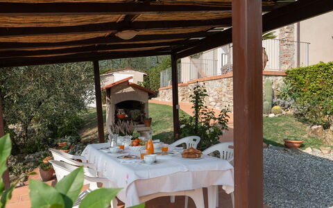 Casa Mimy: Plant, Tableware, Table, Property, Furniture, Building, Tablecloth, Chair, Outdoor Furniture, Shade