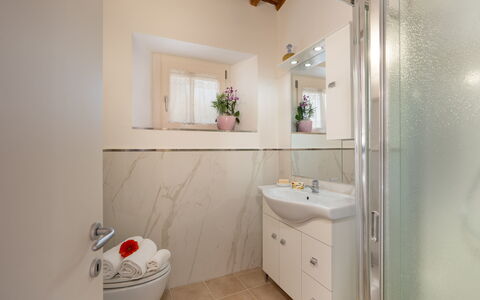 Casa Mimy: Mirror, Bathroom Cabinet, Cabinetry, Property, Plumbing Fixture, Sink, Tap, Bathroom Sink, Bathroom, Interior Design