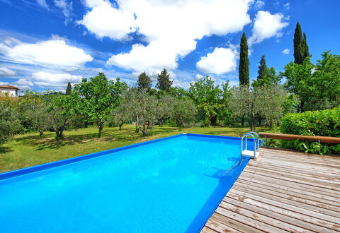Maggiano: Water, Cloud, Sky, Plant, Daytime, Property, Swimming Pool, Blue, Azure, Tree