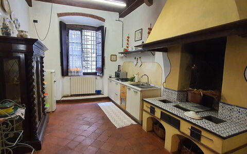 La Colonna: Cabinetry, Countertop, Window, Gas Stove, Sink, Kitchen Stove, Interior Design, Cooktop, Kitchen, Wood