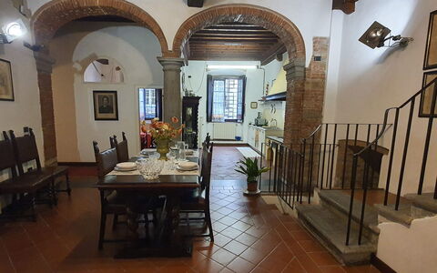 La Colonna: Table, Furniture, Property, Picture Frame, Building, Chair, Wood, Interior Design, Window, Architecture