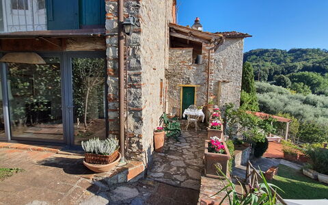 Borgo Bucatra Tramonto: Plant, Property, Building, Flowerpot, Sky, Window, Houseplant, Wall, Leisure, Residential Area