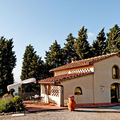 Cottage Botinaccio: Sky, Plant, Building, Tree, Door, Window, Cottage, Leisure, Facade, Landscape