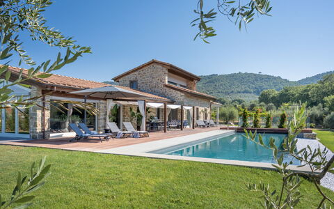Villa Lilli & Spa: Plant, Sky, Water, Property, Building, Azure, Tree, Shade, Swimming Pool, Outdoor Furniture