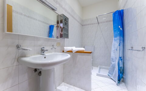 Casa Verdi,near The Beach - Viareggio, Toscana: Tap, Mirror, Sink, Plumbing Fixture, Bathroom Sink, Blue, Purple, Bathroom, Interior Design, Building