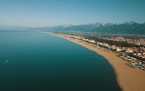 Casa Verdi,near The Beach - Viareggio, Toscana: Water, Sky, Water Resources, Azure, Beach, Body Of Water, Coastal And Oceanic Landforms, Horizon, Morning, Lake