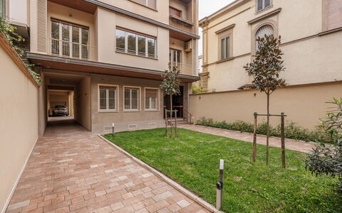 Lucy Florence Charming Modern Apartment Near Piazz: Building, Window, Property, Plant, Road Surface, Urban Design, Condominium, Neighbourhood, Residential Area, City