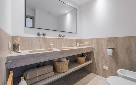 Coratina Spereto Apartment with Pool, Montaione: Mirror, Tap, Property, Sink, Plumbing Fixture, Bathroom Sink, Bathroom, Interior Design, Wood, Countertop