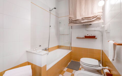 Casa Bellosguardo a Vinci: Mirror, Tap, Plumbing Fixture, Sink, Property, Bathroom Sink, Bathroom, Interior Design, Plumbing, Shower Panel