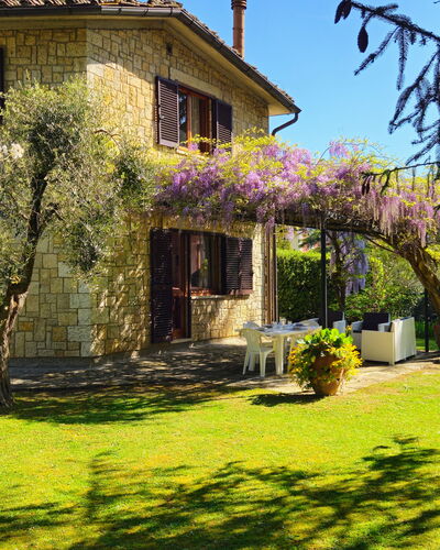 La Piccola Rocca: Plant, Building, Sky, Window, Flower, Tree, Cottage, Natural Landscape, Vegetation, House