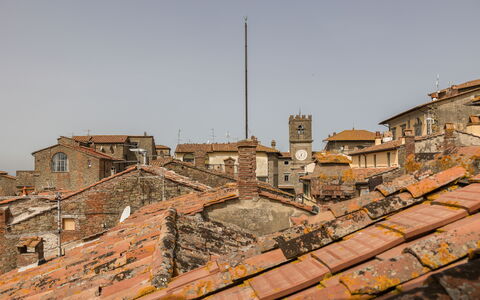 Appartamento Reale: Sky, Wood, Building, Window, House, Residential Area, Landscape, City, Roof, Horizon
