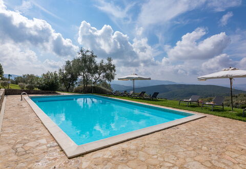 Villa D'elsa: Water, Cloud, Sky, Plant, Daytime, Property, Swimming Pool, Nature, Azure, Rectangle