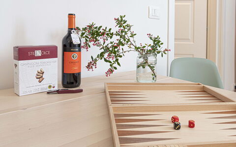 Atelier la Scala: Bottle, Table, Product, Plant, Wine, Door, Wood, Tableware, Rectangle
