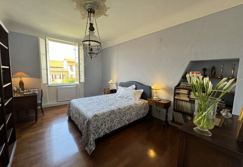 Piazza S. Romano: Furniture, Plant, Window, Comfort, Table, Building, Wood, Interior Design, Houseplant, Shade