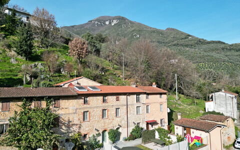 Casa Montebello: Sky, Property, Plant, Mountain, Building, Tree, House, Neighbourhood, Urban Design, Residential Area