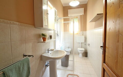 Casa Leonardo: Sink, Plumbing Fixture, Tap, Bathroom, Bathroom Sink, Interior Design, Building, Floor, Flooring