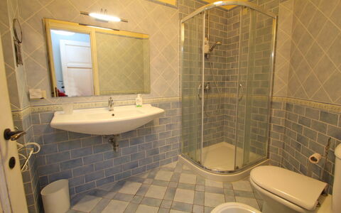 Casetta Verde: Brown, Mirror, Plumbing Fixture, Tap, Sink, Property, Building, Bathroom Sink, Bathroom