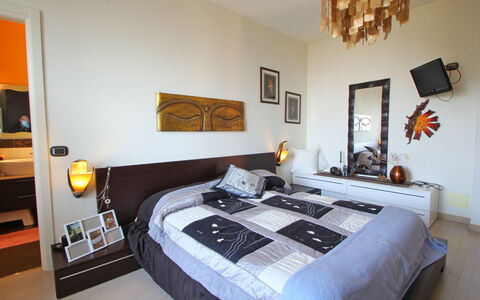 Panorama: Picture Frame, Property, Furniture, Comfort, Building, Lighting, Interior Design, Bed Frame, Wood, House