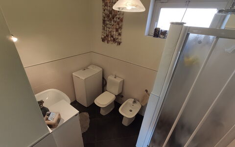 Panorama: Window, Interior Design, Plumbing Fixture, Flooring, Floor, Building, House, Toilet, Bathroom Sink