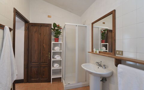 Casa Antelminelli: Mirror, Tap, Plumbing Fixture, Sink, Property, Bathroom Sink, Plant, Bathroom Cabinet, Bathroom, Building