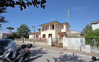 Appartamento Levante: Sky, Building, Property, Plant, Wheel, Window, Infrastructure, Road Surface, Tree