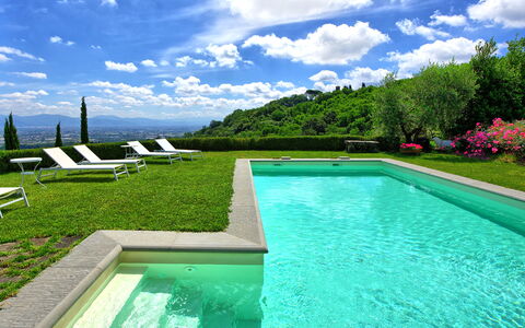 Villa Mami: Water, Sky, Cloud, Property, Plant, Swimming Pool, Azure, Rectangle, Natural Landscape, Grass
