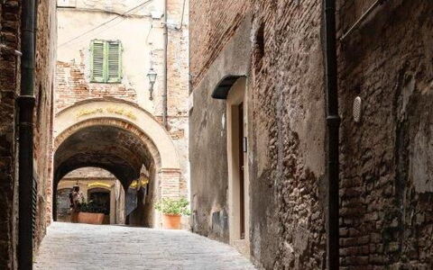 Bocelli: Window, Road Surface, Flooring, Alley, Road, City, Facade, Building, Cobblestone