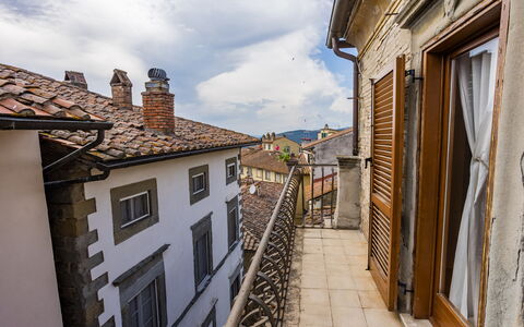 Rose's Palace: Sky, Cloud, Window, Building, Azure, Wood, Road Surface, Flooring, Residential Area