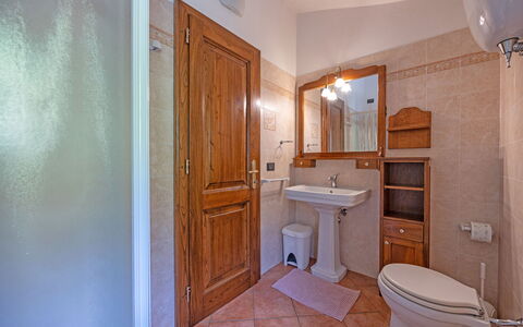 La Montana: Mirror, Sink, Plumbing Fixture, Property, Tap, Building, Bathroom Cabinet, Bathroom Sink, Bathroom, Purple