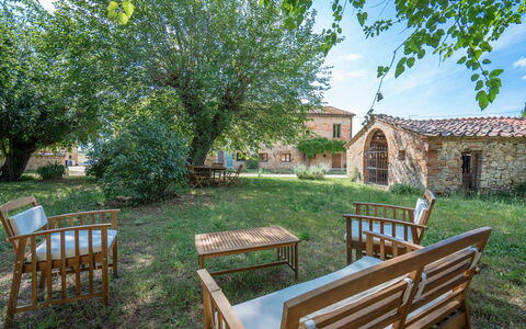 Il Palazzetto Francigena, Monteriggioni: Grass, Rural Area, Garden, Estate, Lawn, Backyard, Cottage, Farmhouse, Hacienda, Yard