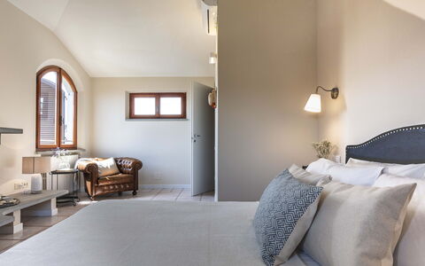 Villa i Portici: Interior Design, Wall, Furniture, Bedroom, Wood, Bed, Flooring, Floor, Ceiling, Lighting