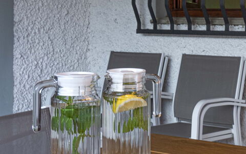 Villa i Portici: Tableware, Food, Table, Drinkware, Dishware, Ingredient, Interior Design, Serveware, Barware