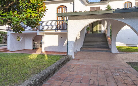 Villa i Portici: Plant, Building, Tree, Road Surface, Window, Wall, Brickwork, Stairs, Shade, Real Estate