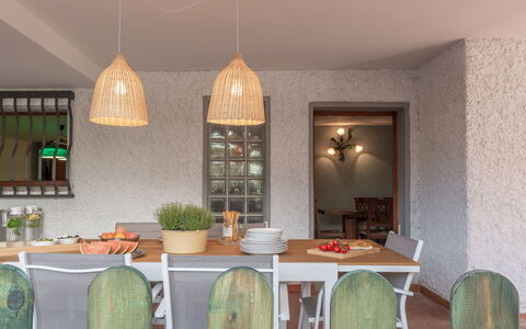 Villa i Portici: Table, Property, Plant, Furniture, Green, Houseplant, Wood, Living Room, Countertop, Interior Design