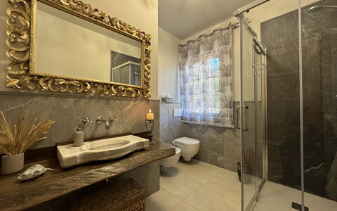 Casa Viviani: Mirror, Property, Plumbing Fixture, Sink, Tap, Bathroom, Interior Design, Building, Bathroom Cabinet, Floor